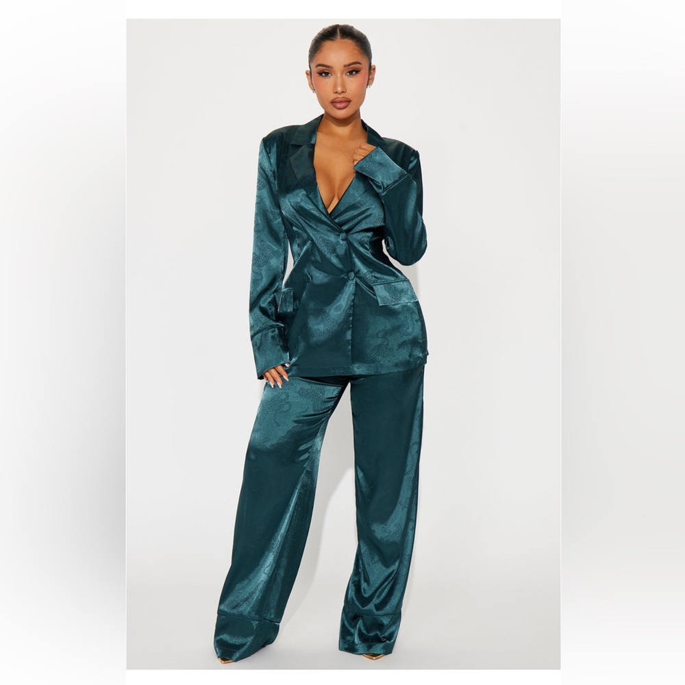New Inventory 🔥Hunter Green 2 Piece Pants & Blazer Set🔥